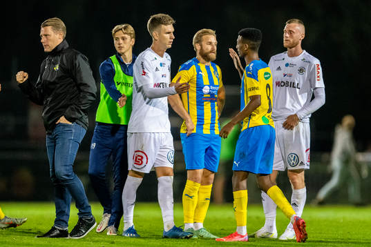 Eskilsminnes tränare Patrik Ingelsten, Emil Åberg, Josef Getachew och Ängelholms Niklas Svensson och Anton Kinnander