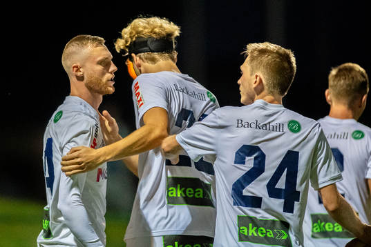 Ängelholms Anton Kinnander jublar tilsammans med lagkamrater efter 1-1