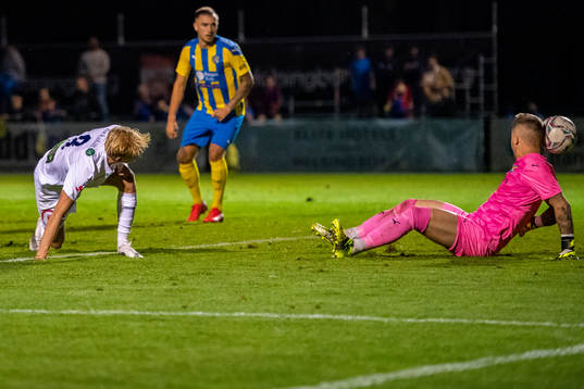 Eskilsminnes målvakt Pontus Löfvenmark räddar