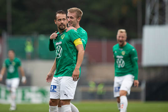 Jönköpings Fredric Fendrich och Jesper Svensson jublar efter 1-0