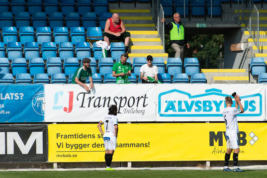 Brages Robbin Sellin och Bjarni Mark Antonsson tackar publiken