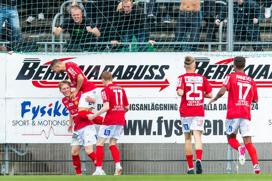 GAIS Adam Egnell jublar med lagkamrater framför fansen efter att han gjort 1-1