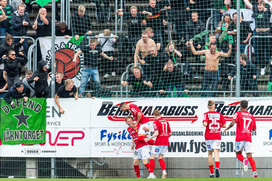 GAIS Adam Egnell jublar med lagkamrater framför fansen efter att han gjort 1-1