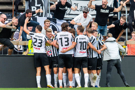 Landskronas Jacob Blixt jublar med lagkamrater efter att han gjort 2-1