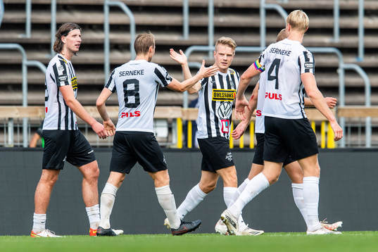 Landskronas Måns Ekvall jublar med målskytten Jacob Blixt efter 2-1