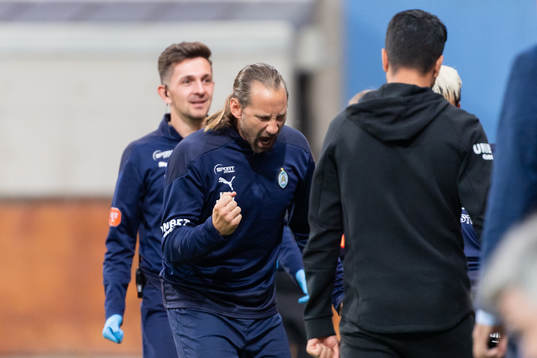AFC Eskilstunas målvaktstränare Johan Wiland jublar