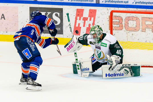 Färjestads målvakt Henrik Haukeland räddar en straff