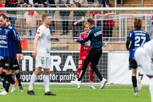 Sirius tränare Daniel Bäckström jublar med målvakt