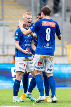 Norrbys Wilhelm Ärlig jublar med Nicklas Savolainen