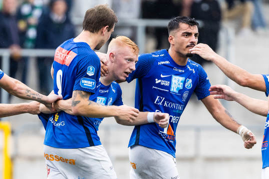 Norrbys Wilhelm Ärlig jublar med Nicklas Savolainen