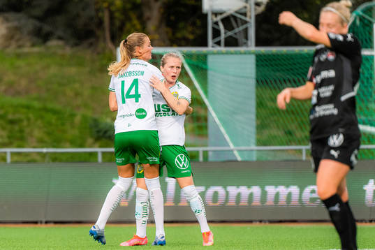 Hammarbys Nina Jakobsson och Emilia Larsson jublar efter 1-2