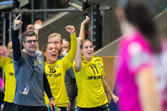 Head coach Rasmus Overby, Linn Johansson and Ellenor