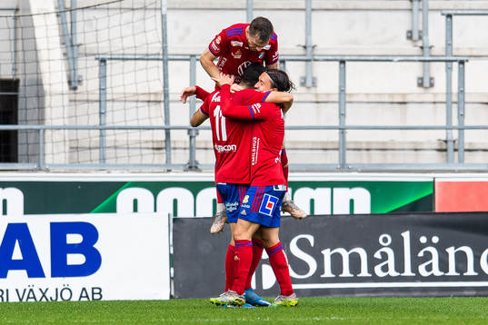 Östers Lucas Lima jublar med Nicolas Mortensen och Mattias Pavic efter att han gjort 1-0