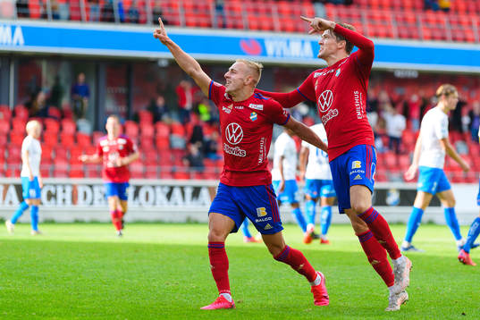 Östers Amel Mujanic och Östers John Stenberg jublar efter mål 2-0