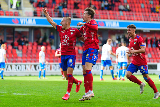 Östers Amel Mujanic och Östers John Stenberg jublar efter mål 2-0