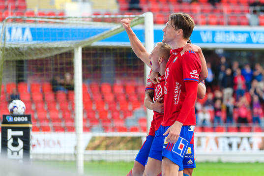 Östers Amel Mujanic och Östers John Stenberg jublar efter mål 2-0