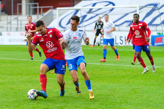 Östers Lucas Lima i kamp med Värnamos Joel Craig Stevens
