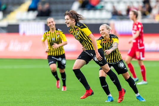 Häckens Anna Julia Csiki gör 2-0 och jublar med Filippa