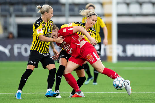 Örebros Jessie Scarpa mot Häckens Filippa Curmark och