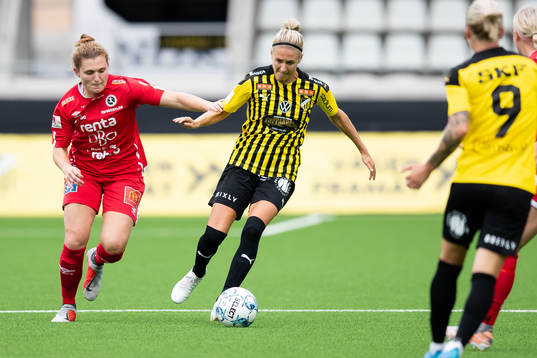 Örebros Jessie Scarpa och Häckens Emma Kullberg