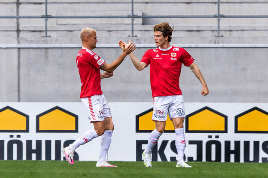 Kalmars Oliver Berg jublar med lagkamrater efter att han gjort 1-0