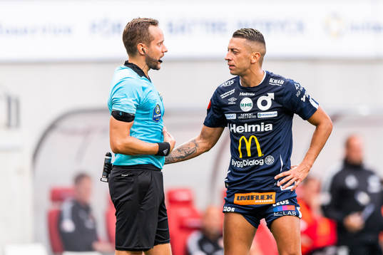 Domaren Victor Wolf diskuterar med Degerfors Olle Ahlin