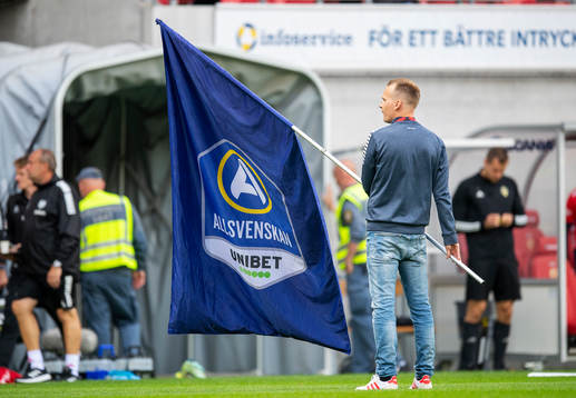 En flagga med Allsvenskans och Unibets logotyp