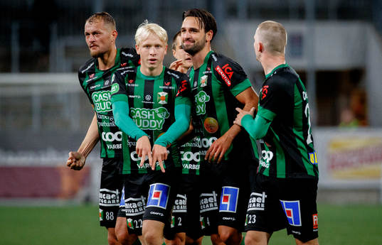 Varbergs Oliver Stanisic jublar efter 0-2 med André Boman och Albert Ejupi och Anton Liljenbäck