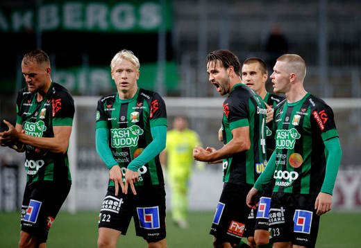 Varbergs Oliver Stanisic jublar efter 0-2 med André Boman och Albert Ejupi och Anton Liljenbäck