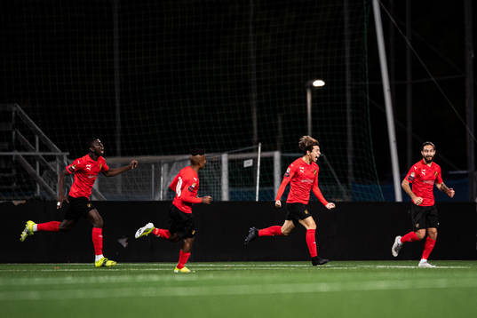 Vasalunds Yasuoka Takuto jublar med Elias Durmaz efter 1-1