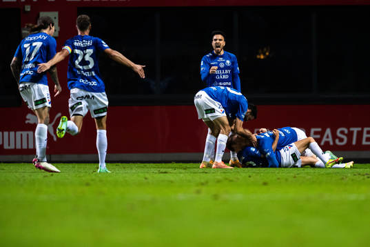 Trelleborgs Mattias Håkansson jublar med lagkamrater efter 1-1