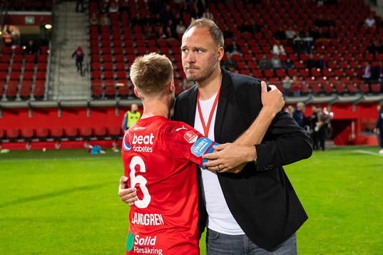 Helsingborgs sportchef Andreas Granqvist tackas av Andreas