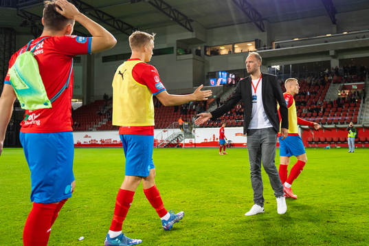Helsingborgs sportchef Andreas Granqvist tackas av