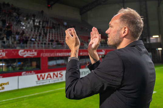 Helsingborgs sportchef Andreas Granqvist tackas av