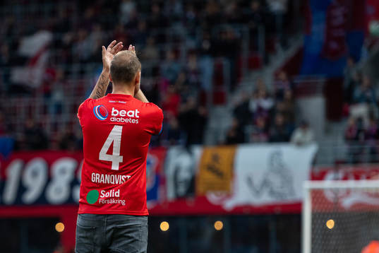 Helsingborgs sportchef Andreas Granqvist tackas av