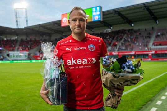 Helsingborgs sportchef Andreas Granqvist tackas av