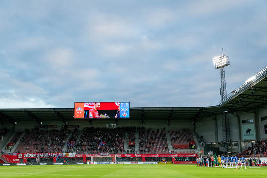 Helsingborgs sportchef Andreas Granqvist (storbildskärmen)