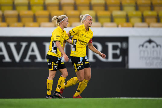 Elfsborgs Sara Jardving jublar med Ellen Larsson efter 3-0