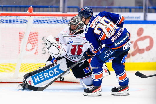 Växjös Hugo Gustafsson oroar framför Örebros målvakt