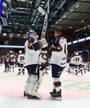 Djurgårdens spelare jublar och tackar målvakt Mantas