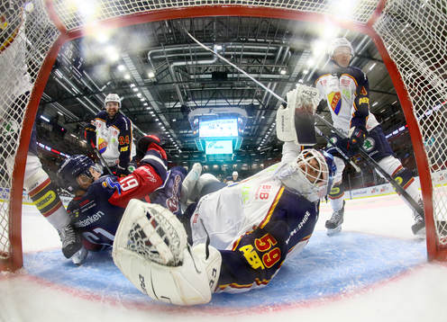 Linköpings Markus Ljungh och Djurgårdens målvakt Mantas