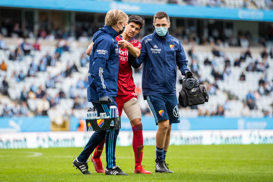 Djurgårdens Jesper Nyholm får hjälp av planen