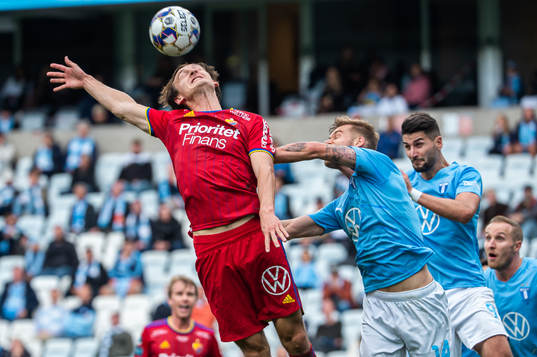 Djurgårdens Hjalmar Ekdal och Malmö FFs Felix Beijmo