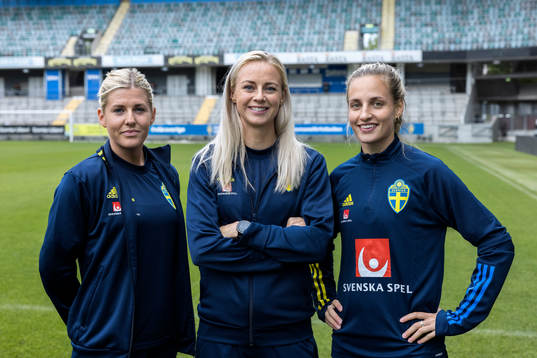 Sveriges Olivia Schough, Amanda Ilestedt och Nathalie Björn fotograferad i den mixade zonen den 18 september 2021 i Göteborg. 