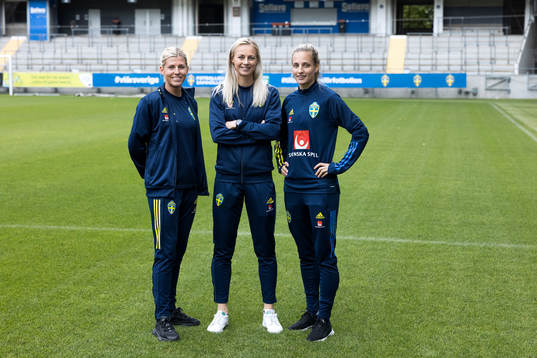 Sveriges Olivia Schough, Amanda Ilestedt och Nathalie Björn fotograferad i den mixade zonen den 18 september 2021 i Göteborg. 