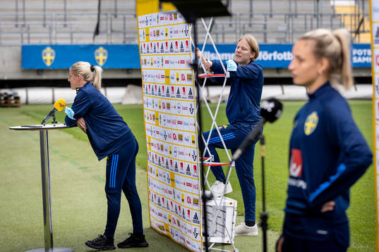 Sveriges Amanda Ilestedt, Nathalie Björn och pressansvarige Fredrik Madestam fotograferad i den mixade zonen den 18 september 2021 i Göteborg. 