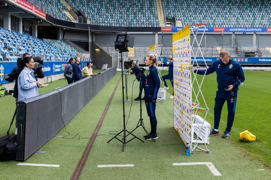Sveriges Amanda Ilestedt och Nathalie Björn fotograferad i den mixade zonen den 18 september 2021 i Göteborg. 