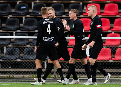 Västerås Erik Björndahl jublar tillsammans med Jesper Merbom Adolfsson, Emil Skogh och Simon Johansson efter att ha gjort 0-2
