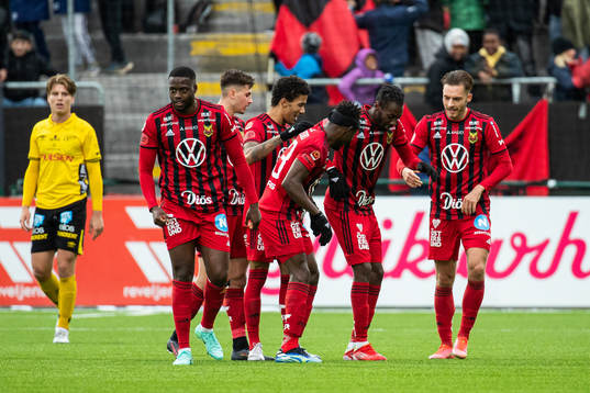 Östersunds Blair Turgott jublar med lagkamrater