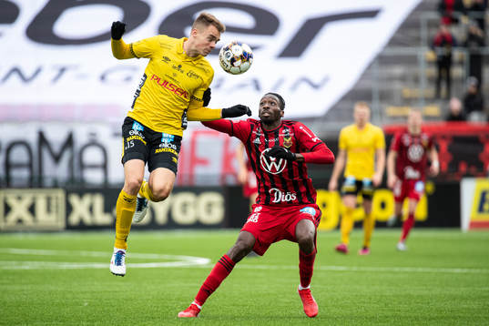 Elfsborgs Leo Väisänen och Östersunds Blair Turgott